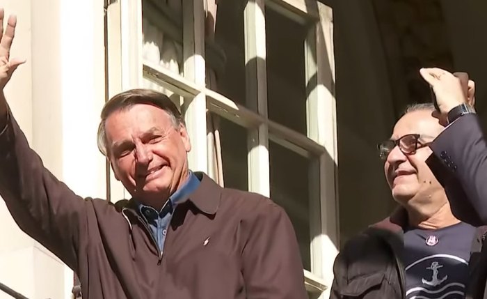 Bolsonaro acena a apoiadores em Londres
