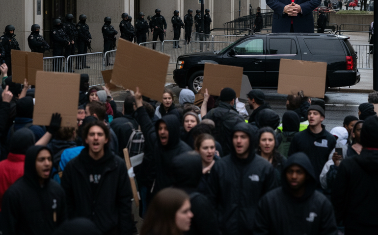 Trump acusa cidades e estados democratas de não cooperarem com o ICE