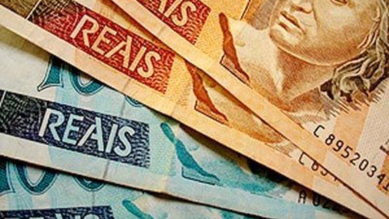 Governo estima salário mínimo de R$ 779 para 2015