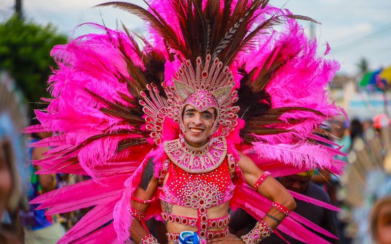 Blocos de carnaval e show de Timbalada arrastam multidão no segundo dia do maior Folia de Rua da história