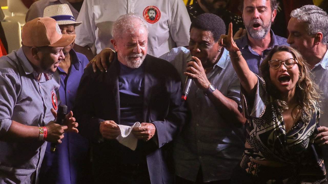 No Rio, Lula se reúne com sambistas e promete recriar Ministério da Cultura
