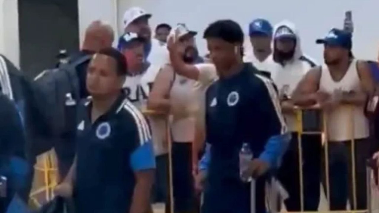 Cruzeiro desembarca em BH sob protesto de torcedores após derrota para o Bragantino