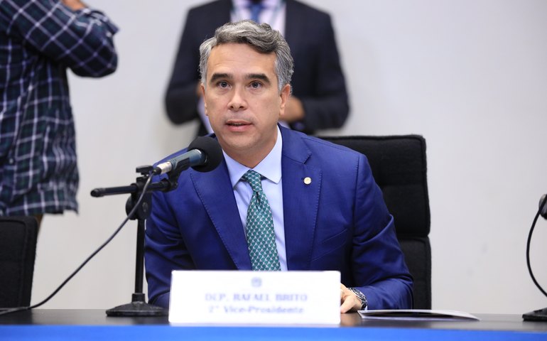 Deputado Rafael Brito convoca tenente-coronel Mauro Cid a depor