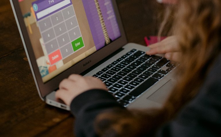 Escolas arrecadam eletrônicos para alunos assistirem as aulas online