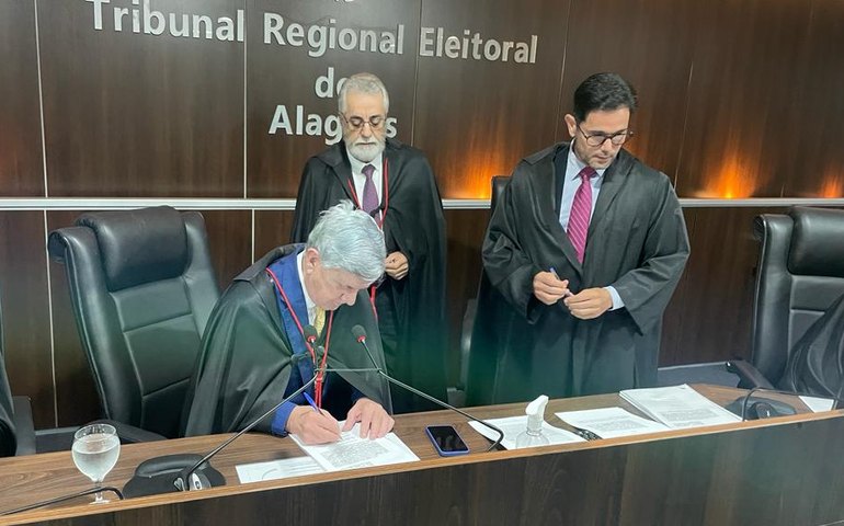 Eleitos por aclamação, desembargadores Kléver Loureiro e Alcides Gusmão assumem como presidente e corregedor do TRE/AL