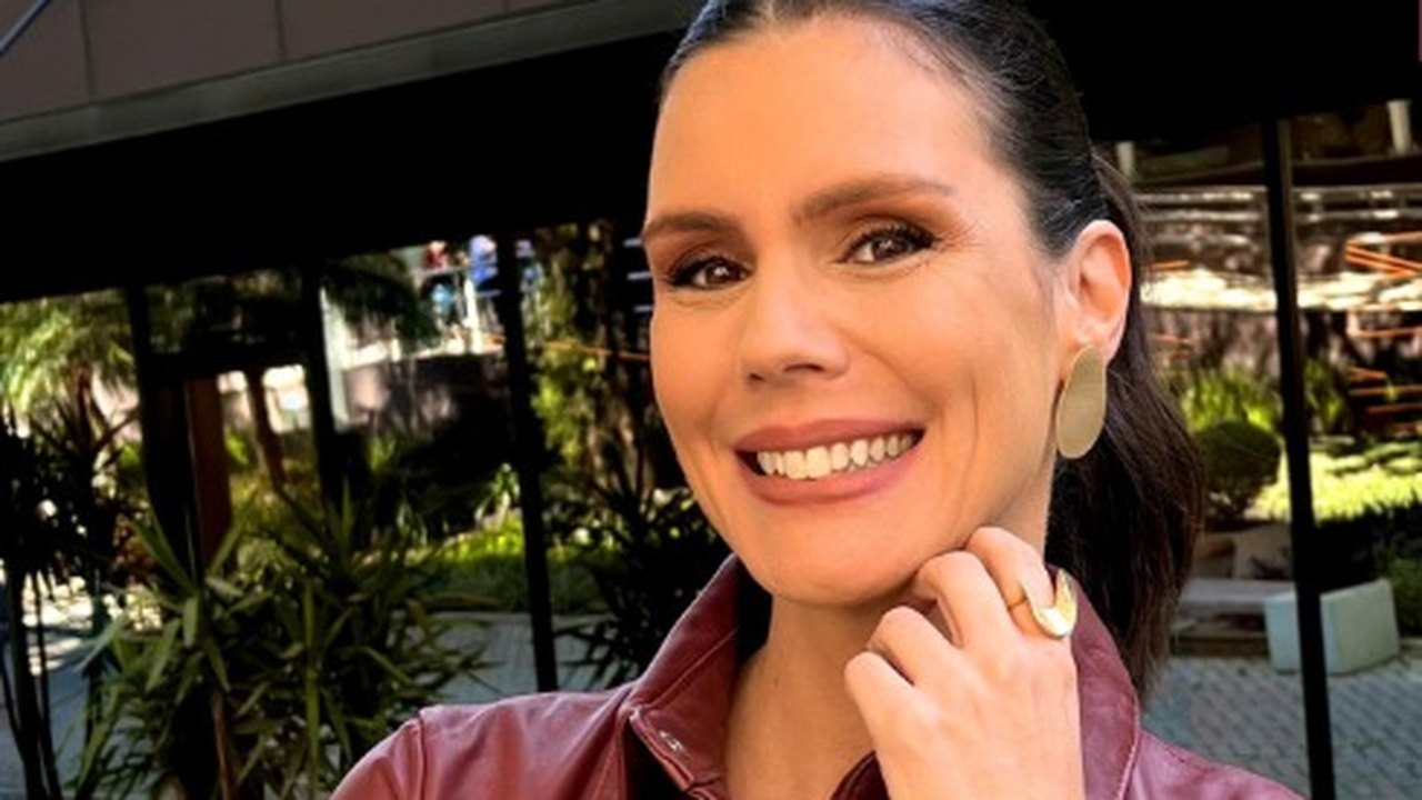 Camila Busnello substitui Carolina Ferraz no 'Domingo Espetacular'