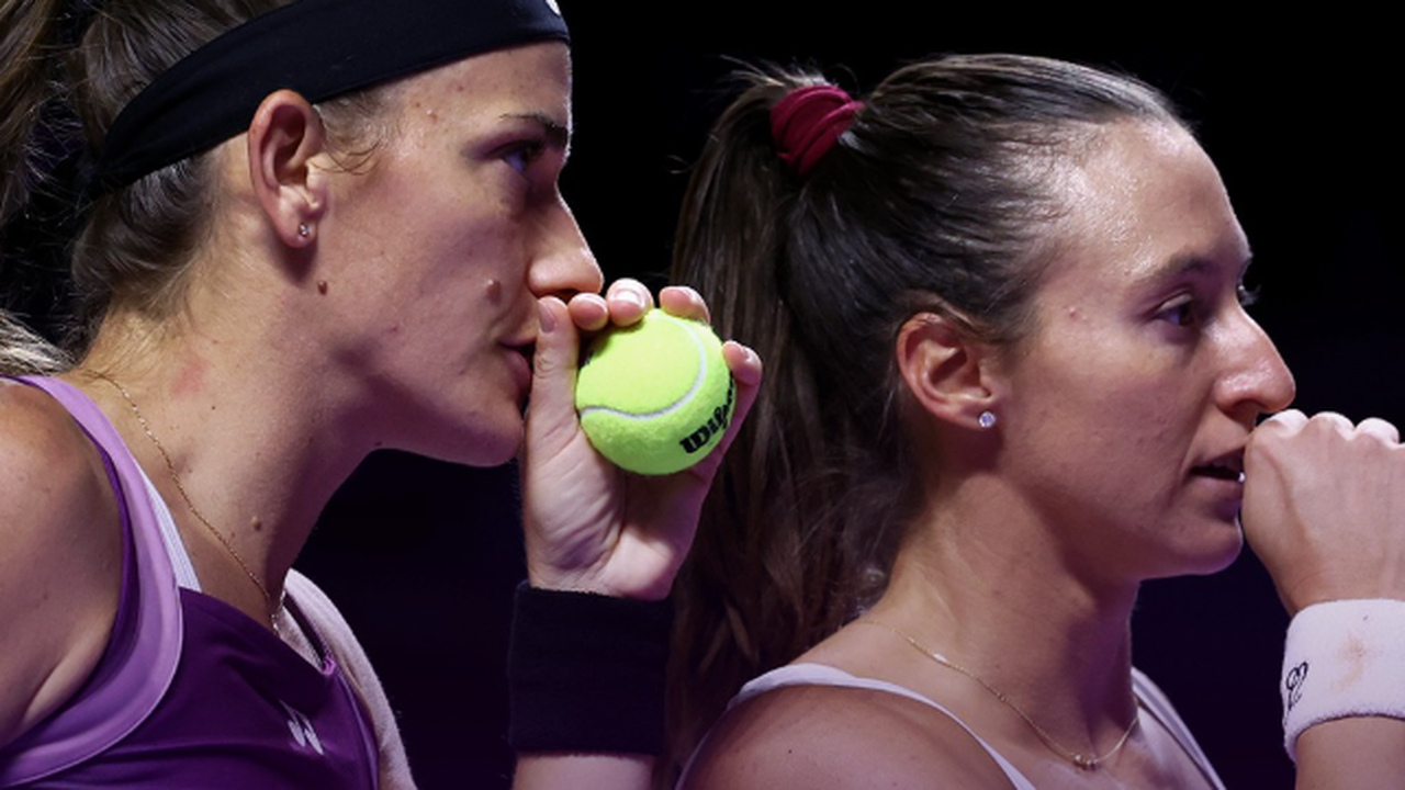 Luisa Stefani e Timea Babos ficam com o vice-campeonato no WTA Finals após queda no segundo set