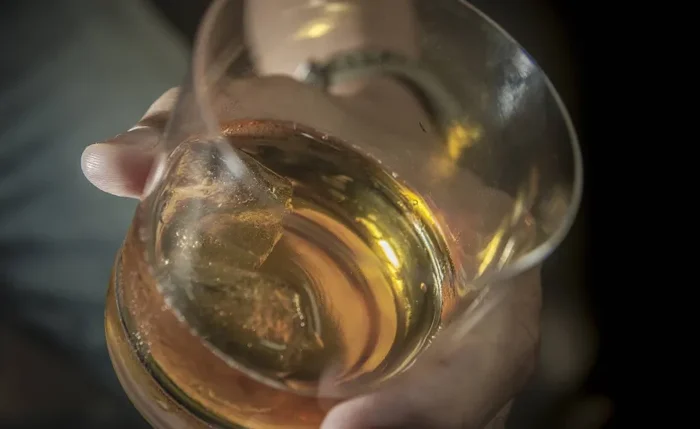 Cachaça, uísque, vodca e gim são exemplos típicos de bebidas destiladas