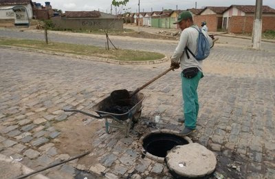 Seminfra mantém limpeza em bocas de lobo e galerias em Arapiraca 