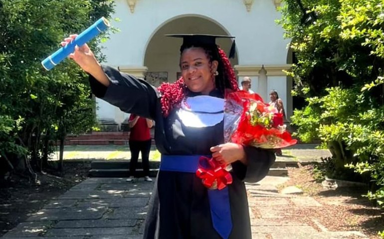 Mulher trans chega à universidade 25 anos após abandonar a escola