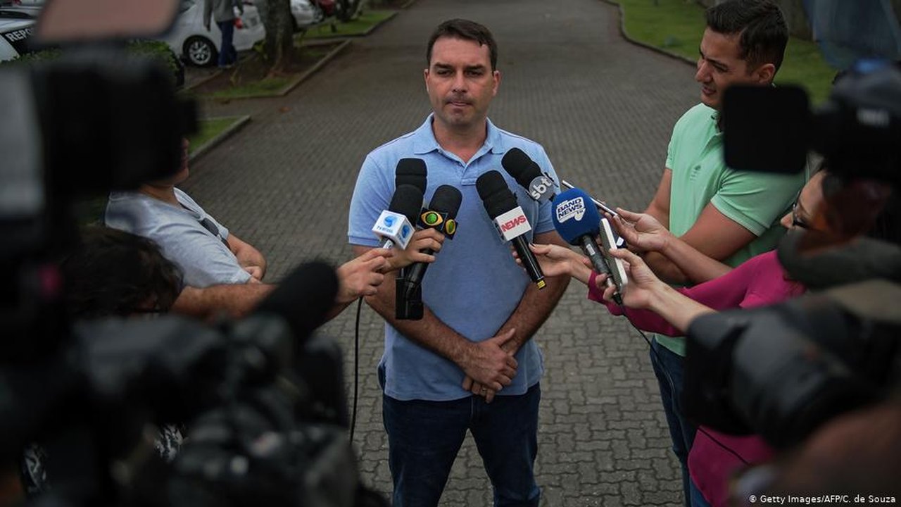 Cerco a Flávio Bolsonaro se intensifica