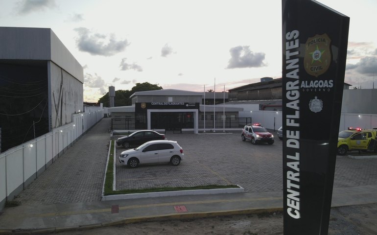 Mulher é presa após abandonar filha de seis anos trancada em casa