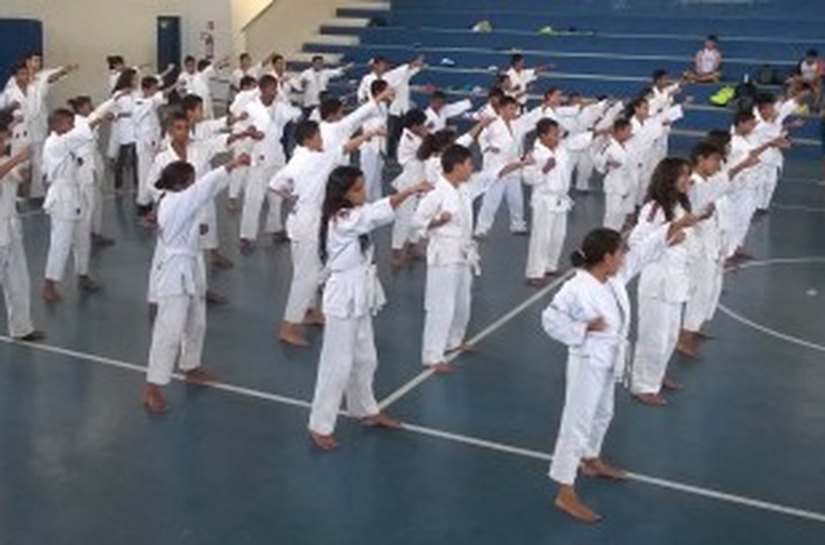 Karatê desenvolve e disciplina crianças do Lar São Domingos