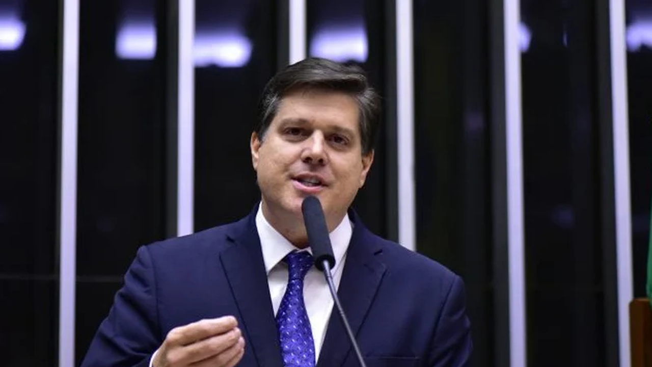 Baleia Rossi defende esclarecimentos sobre relação de Flávio Bolsonaro com banqueiro