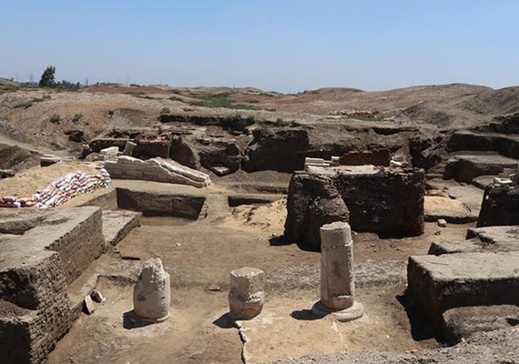 Estela de 2.000 anos com águia esculpida e inscrições gregas é descoberta na Síria (FOTOS)