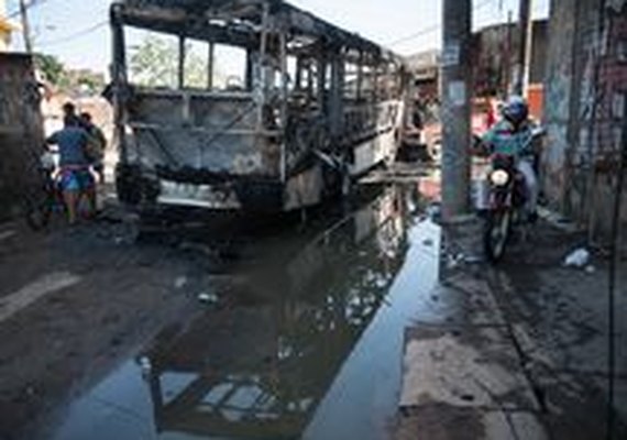 Um ônibus é incendiado por dia em São Paulo
