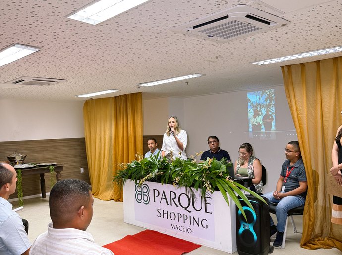 Colaboradores do Parque Shopping concluem curso de Libras