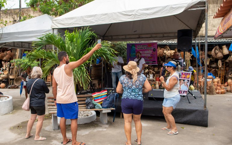 Projeto Palco Aberto anima turistas e maceioenses no Mercado do Artesanato
