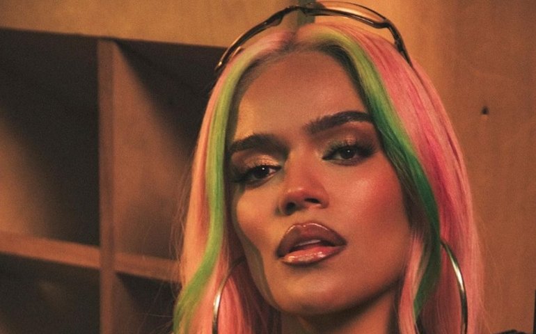 MTV VMA: Karol G canta versão de funk brasileiro Tá ok e faz Taylor Swift dançar