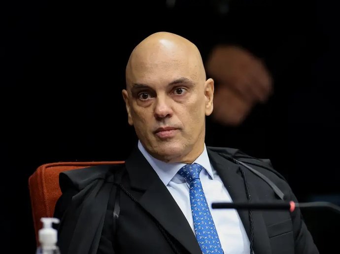 Alexandre de Moraes arquiva investigação contra Bolsonaro sobre cartão de vacina