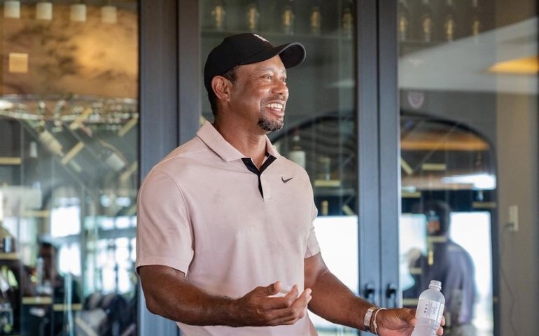 Após ficar dez meses sem jogar, lenda do golfe Tiger Woods abandona torneio