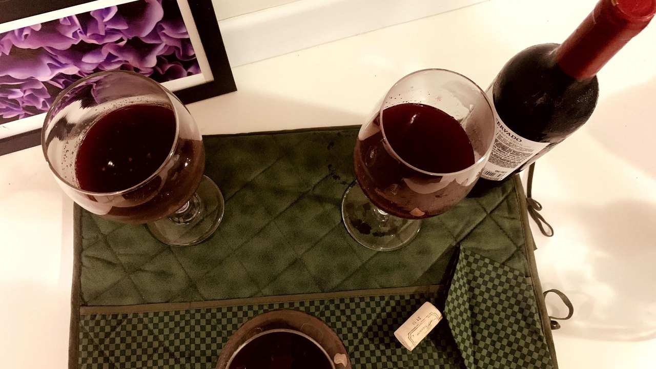 Do vinho ao álcool: França destina R$ 1 bilhão para transformar excedente da bebida em perfume e álcool em gel