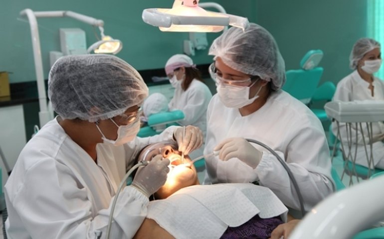 Auxiliares de consultório dentário que atuam no PSF são capacitados
