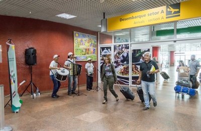 Turistas são recepcionados com forró pé de serra e coco de roda