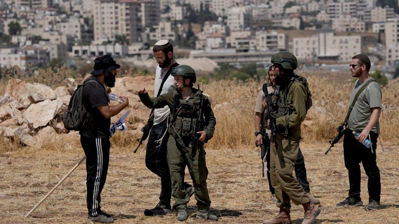 Soldados e colonos armados israelenses ameaçam participantes de protesto contra expansão dos assentamentos