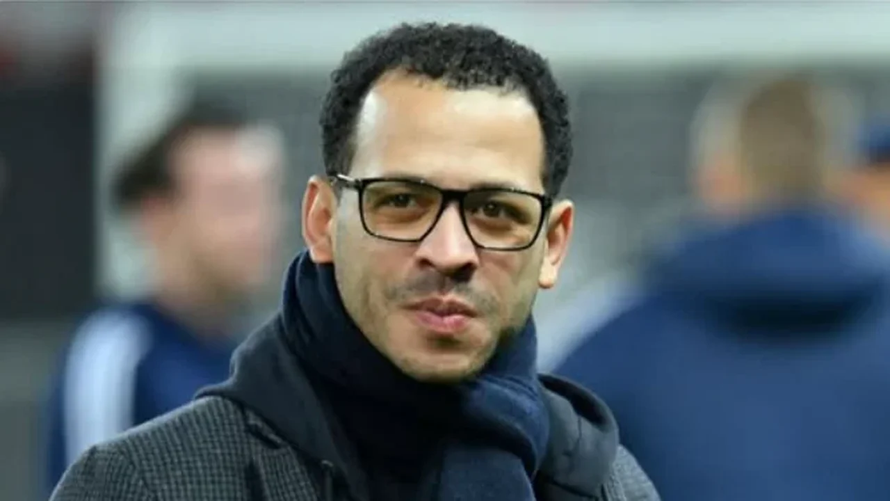 Meses após assinar contrato de seis anos com o Chelsea, técnico é anunciado por novo clube