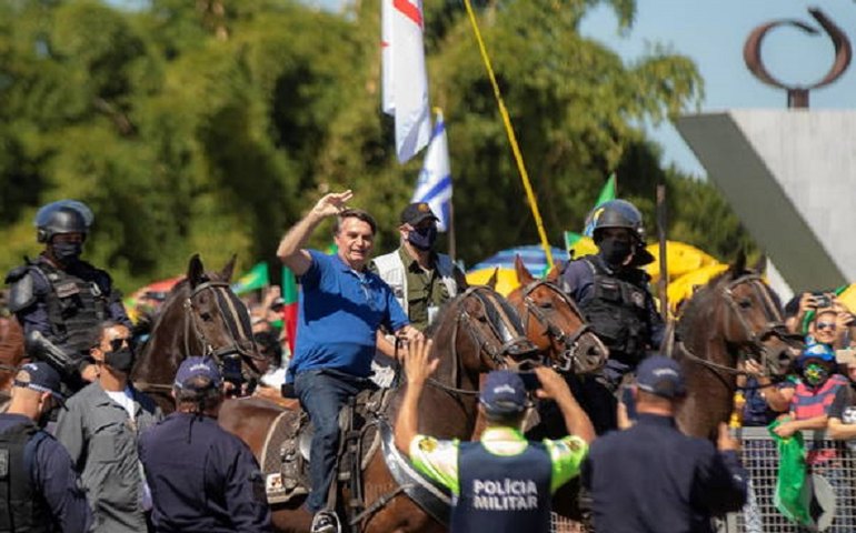Justiça Federal obriga Bolsonaro a usar máscara no DF