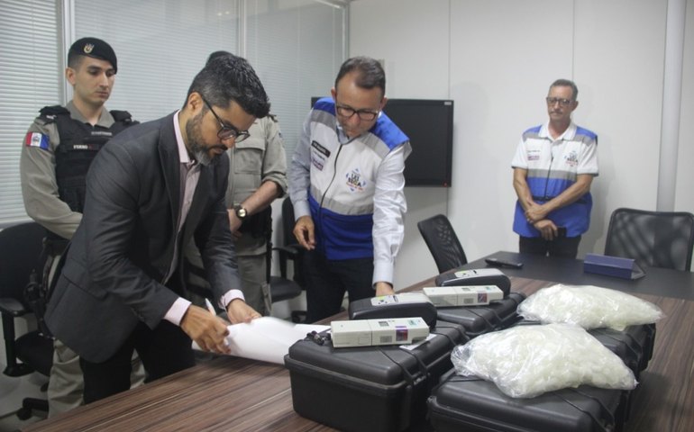 Departamento de trânsito realiza entrega de etilômetros para batalhões da PM