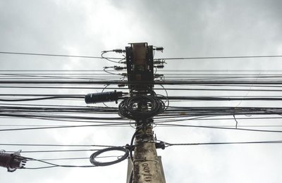 Procon Maceió notifica empresas de energia, telefonia e internet para ordenar cabos e fios em postes da capital