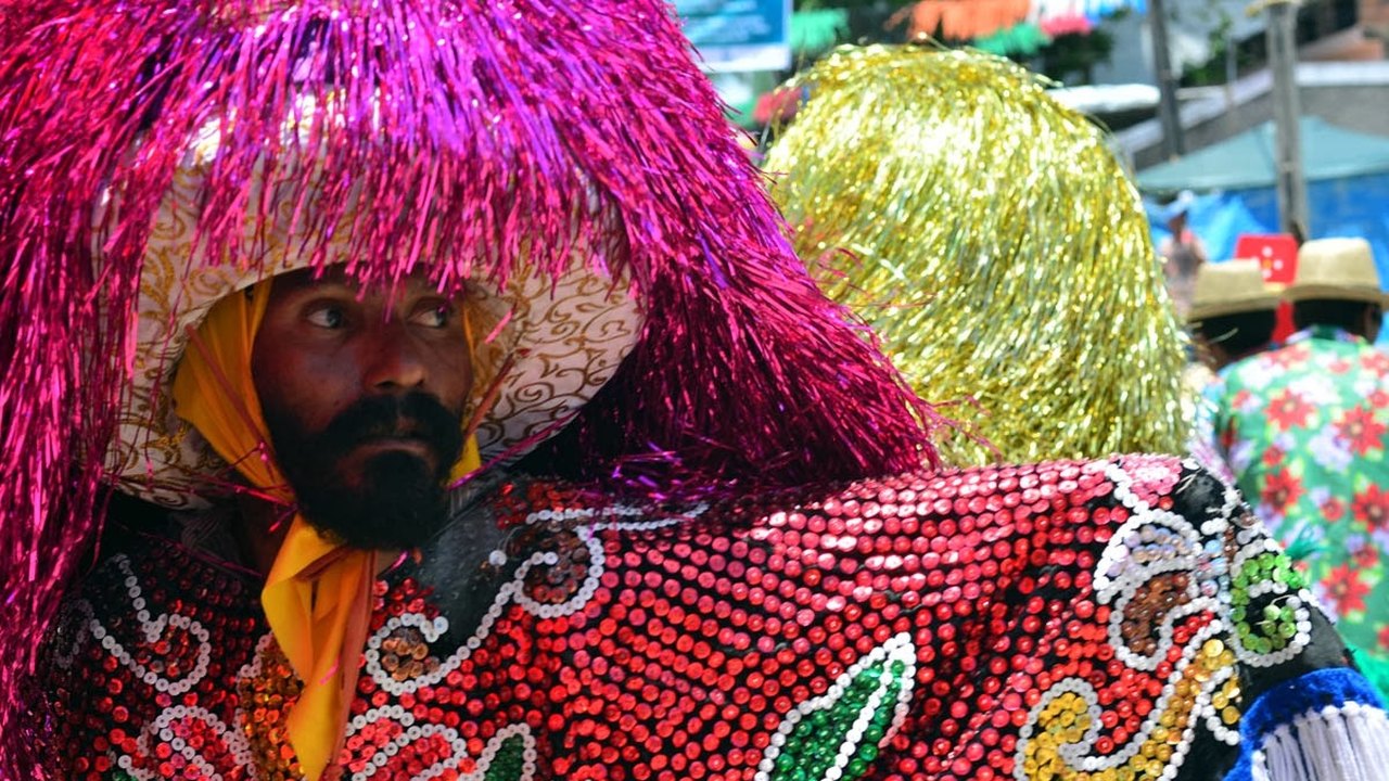 Maracatus e caboclinhos tomam conta do carnaval de Olinda