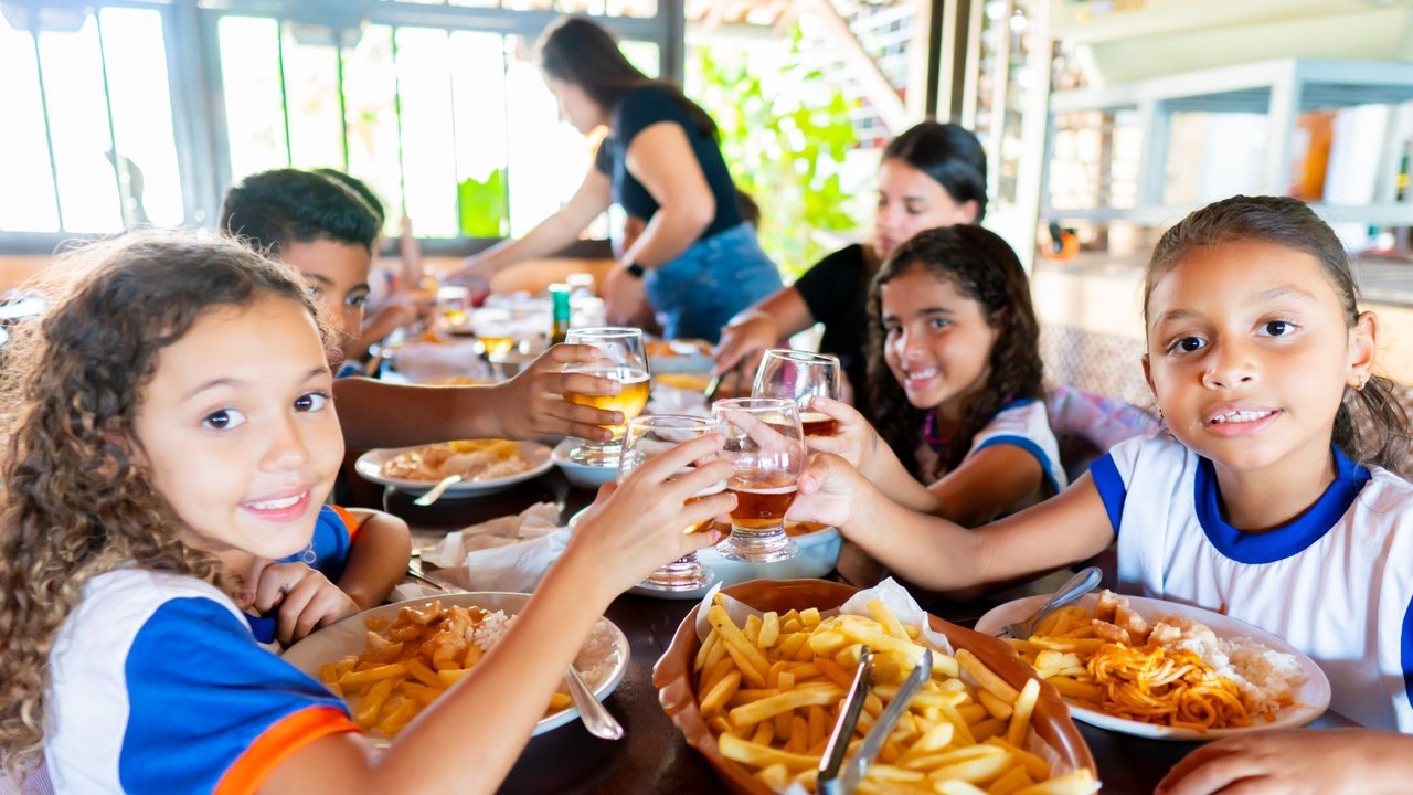 Mais de 100 estudantes da Escola Silvestre Péricles participam de ação gastronômica na Semana da Criança