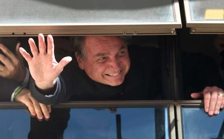 Bolsonaro faz primeira aparição após prisão preventiva e relata “paranoia” causada por remédios