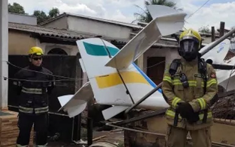 Avião de pequeno porte cai sobre casa em Goiânia