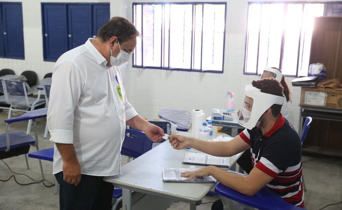 Luciano Barbosa durante voto