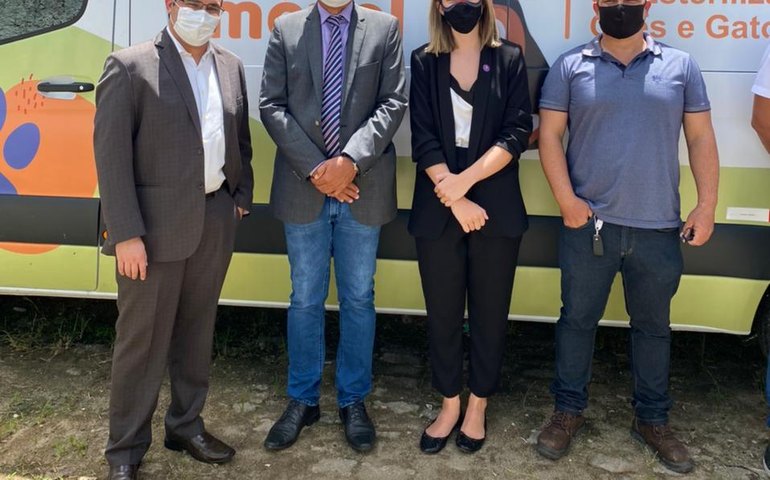 Deputada Cibele Moura vista Castramóvel e reafirma compromisso com a causa animal