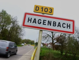 Criança de 9 anos foi encontrada trancada em uma van desde 2024, desnutrida e incapaz de andar