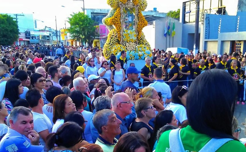 Multidão de devotos participa do encerramento da festa da padroeira