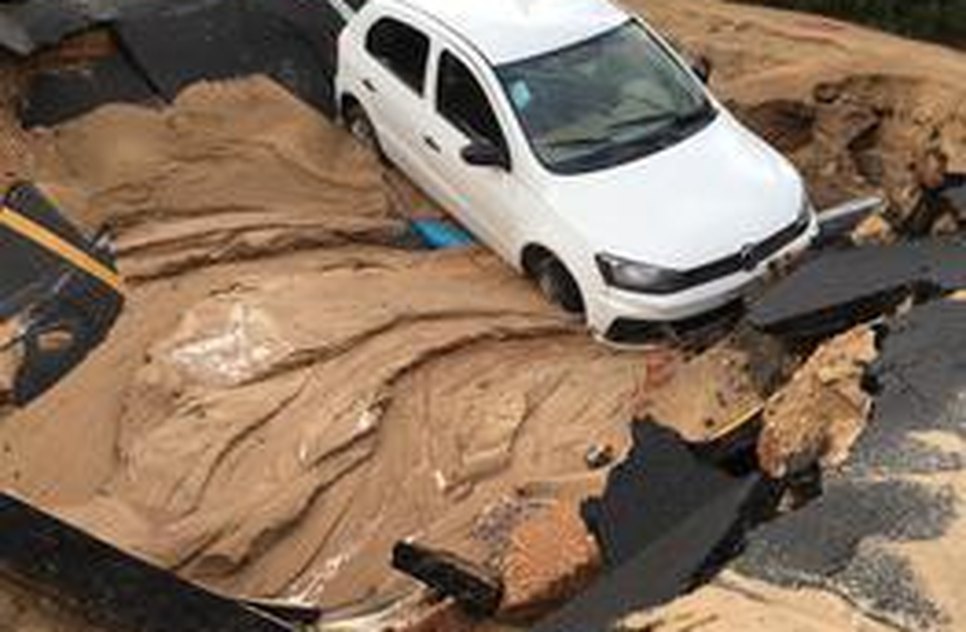 CARRO CAI NO BURACO DA DESO