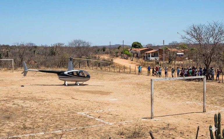 Pouso de emergência termina em assalto a helicóptero em campo de futebol no interior do Ceará