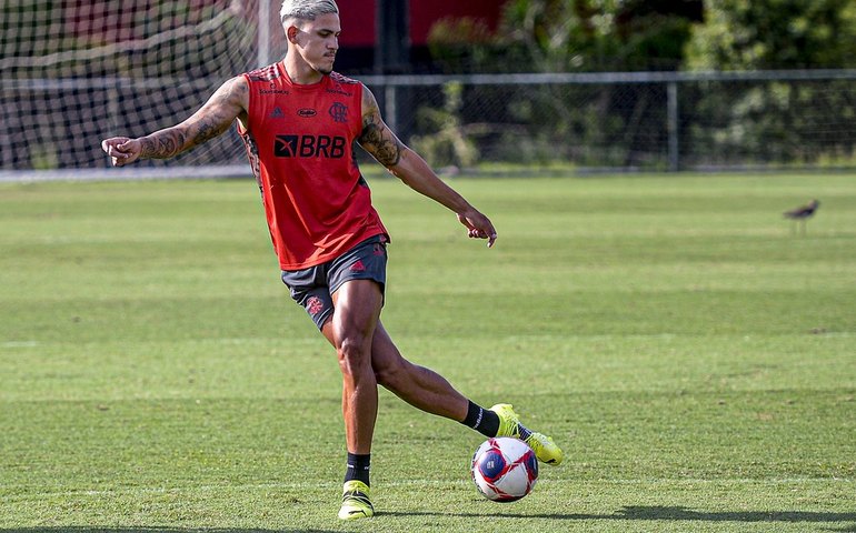 Com sintomas de covid-19, Pedro pode desfalcar Flamengo, que aguarda contraprova