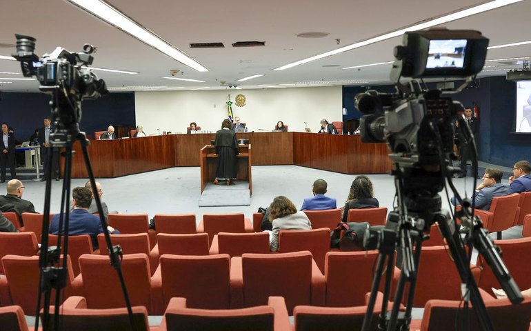 PGR diz que 'núcleo 3' tentou convencer militares a aderir a golpe