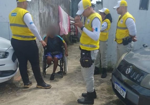 Ronda no Bairro presta apoio a idoso cadeirante em situação de extrema vulnerabilidade no Benedito Bentes