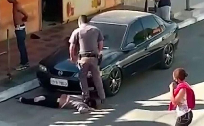 PMs são afastados após policial pisar em pescoço de mulher durante ação em SP