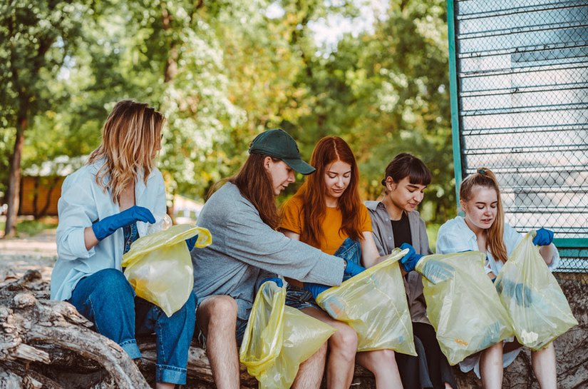 62% da Geração Z dizem separar lixo para reciclagem, índice é maior entre idosos