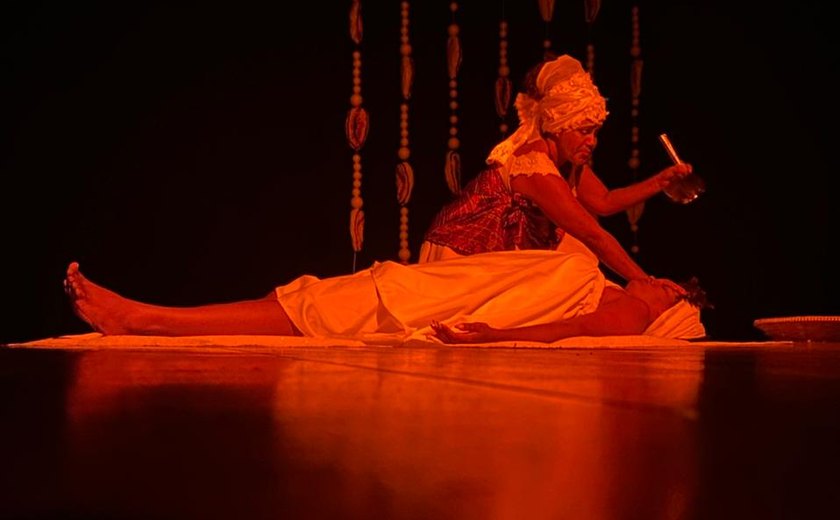 Espetáculo teatral gratuito aborda a criação do mundo a partir da visão de religiões de matriz africana