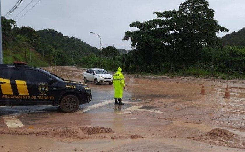 Avenida Pierre Chalita é liberada para trânsito de veículos